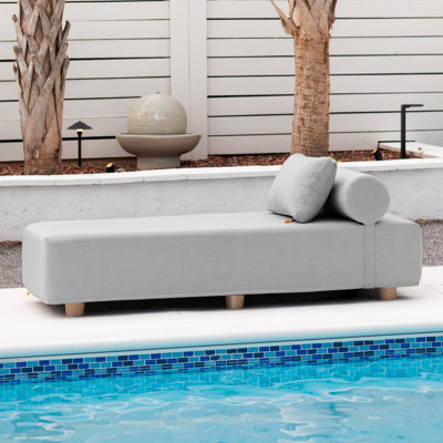 Chaise longue d'extérieur avec pieds en érable Alvy