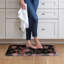 Tapis de cuisine anti-fatigue Rose de jardin anglais en noir-125219675-126412928