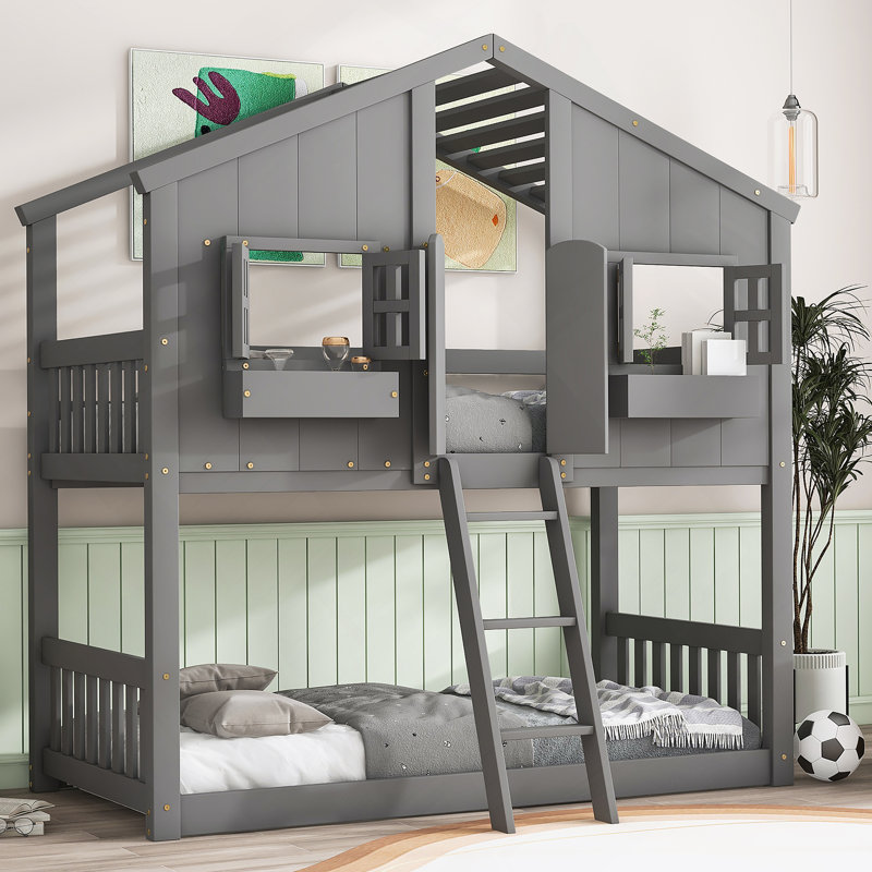 Lit superposé au-dessus de la maison avec fenêtre de toit avec fenêtre et barrière de sécurité