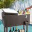 Chariot de refroidissement en rotin pour l'extérieur avec roulettes de 80 pintes avec roulettes, glacière isotherme pour patio, bord de piscine ou bar de fête - Design en osier brun avec ouvre-bouteille latéral et tablette de rangement