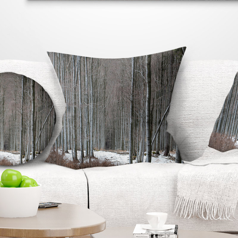 Forêt d'hiver avec des arbres épais - Coussin imprimé forêt, 16 po x 1 po, Coussin décoratif