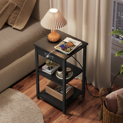 Table de chevet de 22,8 po de hauteur avec station de charge Travison, table de bout avec tablettes de rangement à 3 niveaux, table de chevet mince pour petits espaces, salon, chambre à coucher