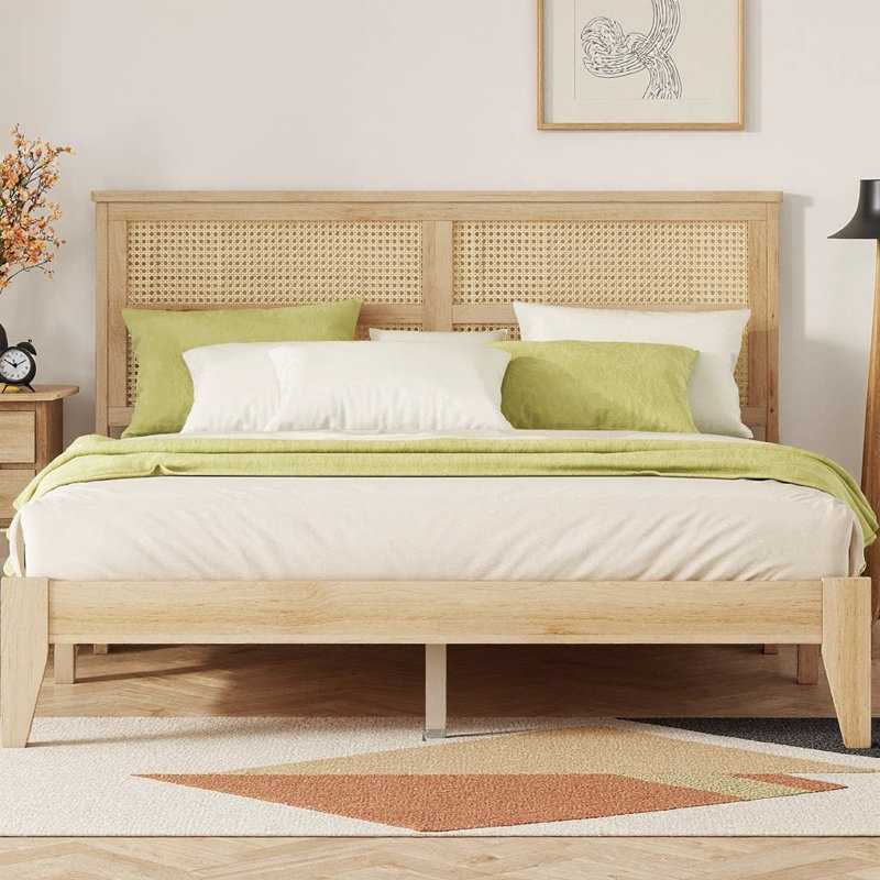 Grand lit plateforme avec tête de lit en rotin, structure en bois d'hévéa massif et rangement sous le lit, finition en bois naturel pour la chambre à coucher, lattes et pieds de soutien améliorés pour plus de stabilité