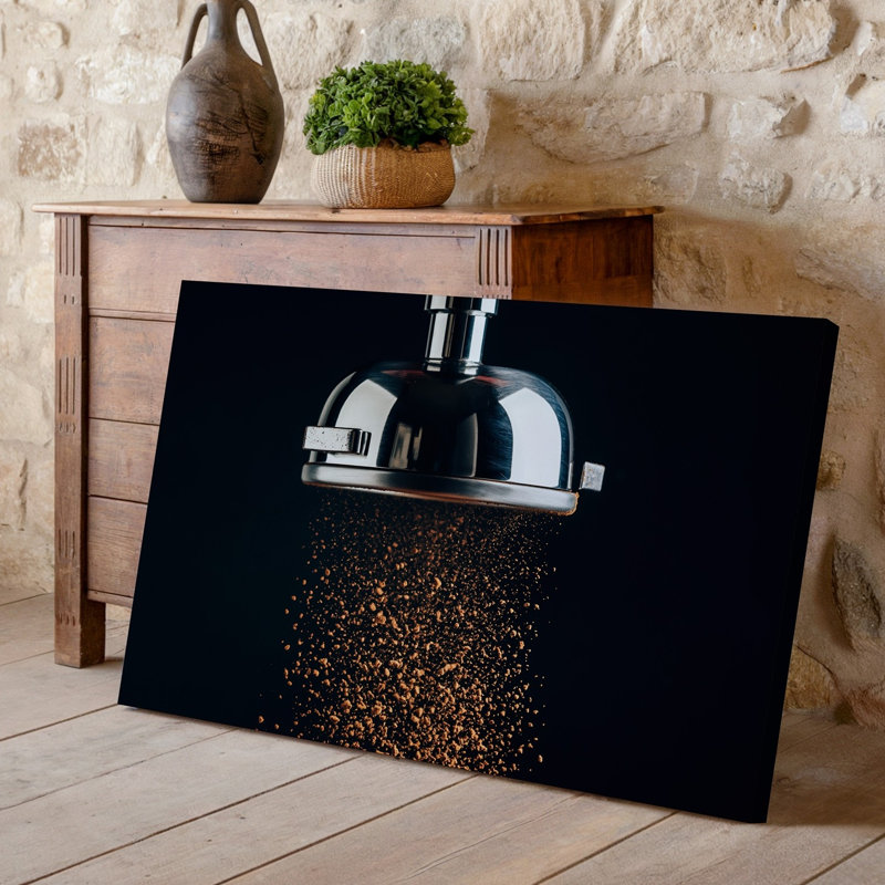 Toile, une élégante cuillère à café métallique plane au-dessus d'une riche cascade d'art de café fraîchement moulu, créant un art visuel spectaculaire sur toile