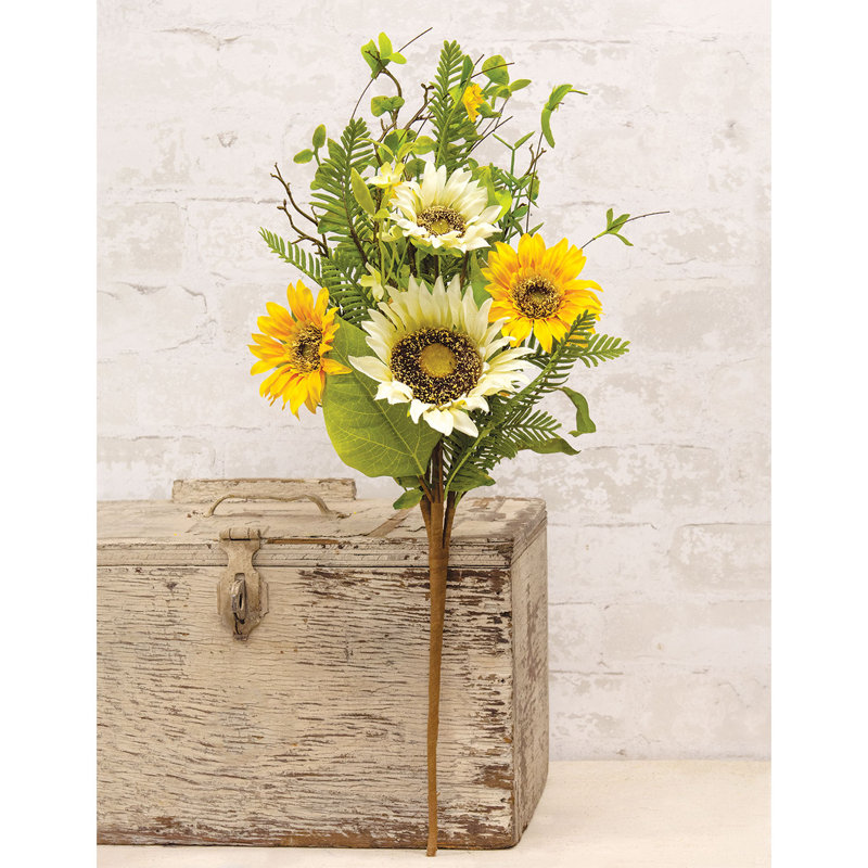 Arrangement de marguerites en tissu