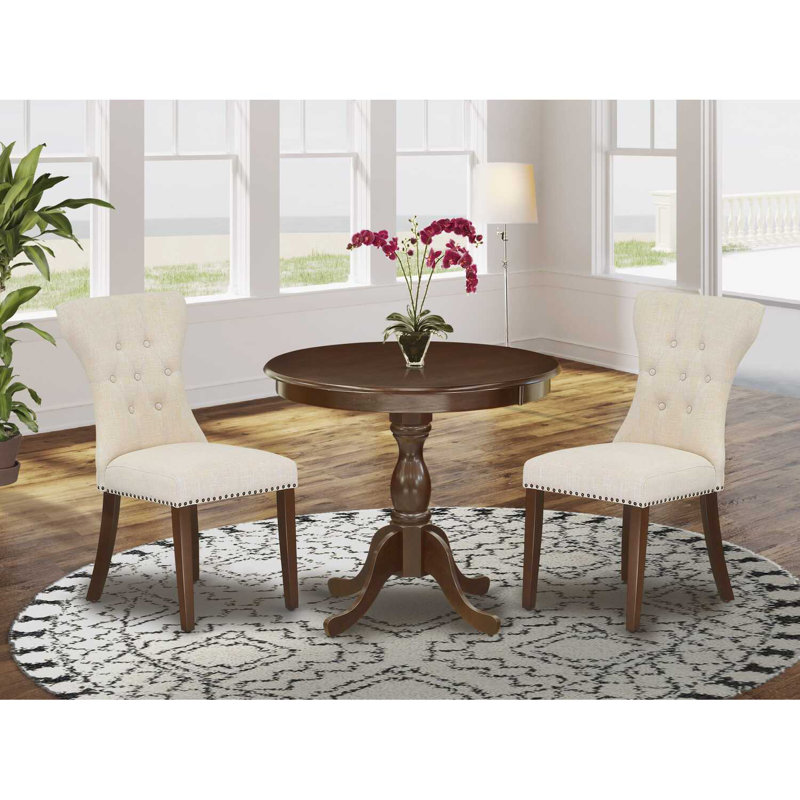L'ensemble de salle à manger 3 pièces comprend 1 table de salle à manger de style Mid-Century et 2 chaises de salle à manger en tissu de lin beige clair avec dossier capitonné et têtes de clou - finition acajou