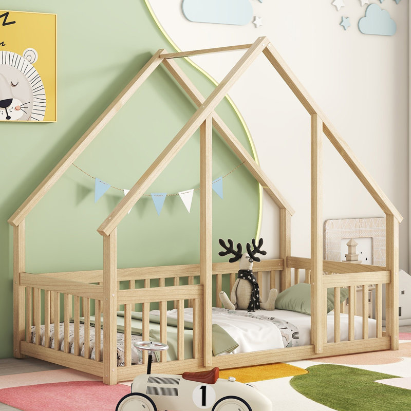 Lit simple en bois en forme de maison avec clôture, garde-corps