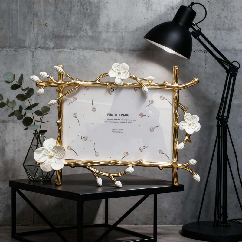 Cadre photo de mariage européen en alliage de métal luxueux 6 pouces à motif de fleurs, Blanc / Doré