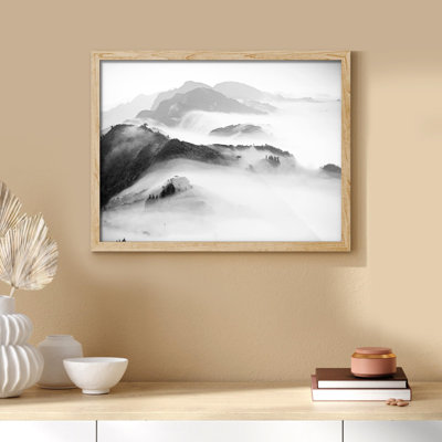«Black and White Misty Foggy Mountain Range Landscape» sur papier