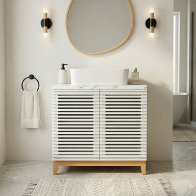 Meuble-lavabo de salle de bain avec pieds en bois massif et lavabo en pierre de culture, portes à persiennes et quincaillerie en métal