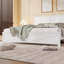 Lit de style campagnard très grand avec tête de lit et pied de lit de style grange, lit en bois de pin avec cadre renforcé-129747563-129747561