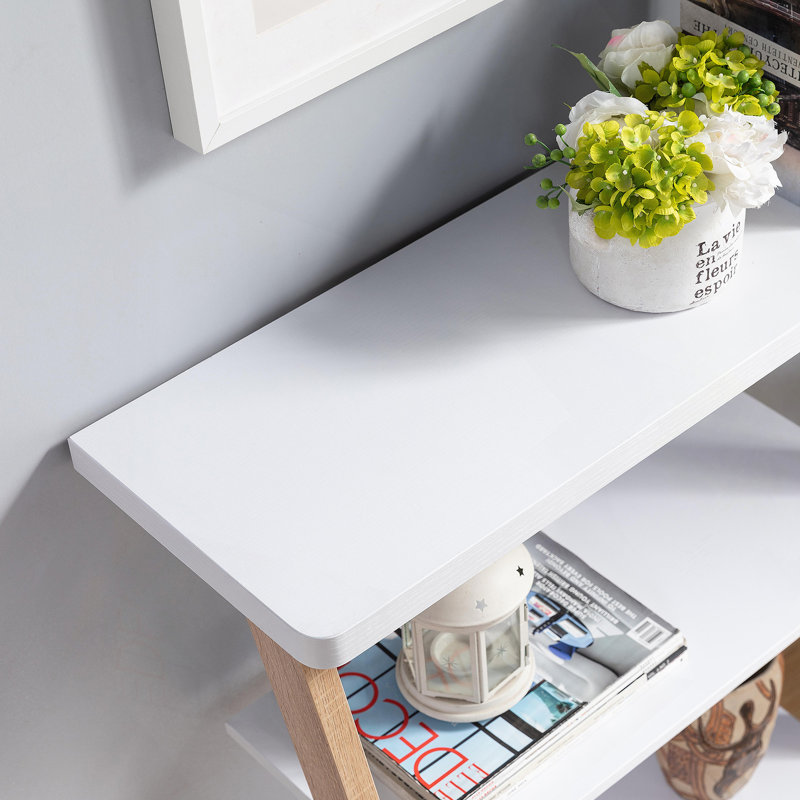 Console contemporaine avec trois tablettes ouvertes