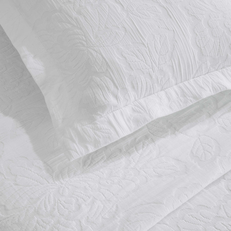 Hibiscus 100% Cotton Dual-Tone Matelassé Floral Bedspread Set , King+ 2 King Shams, White