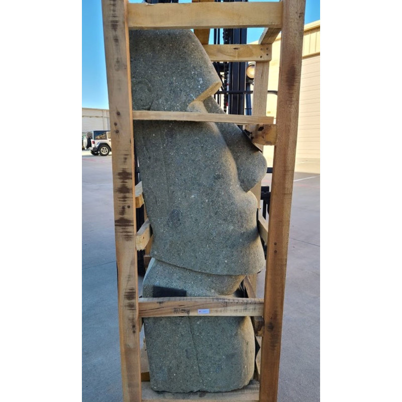 Statue moai verte en pierre de lave, H 48 po x l 15 po x P 15 po