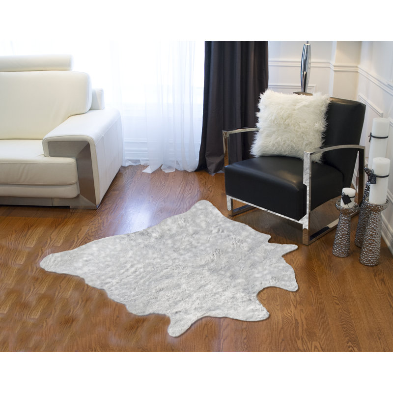 Tapis gris en fausse fourrure Dillard, 4,25 pi x 5 pi