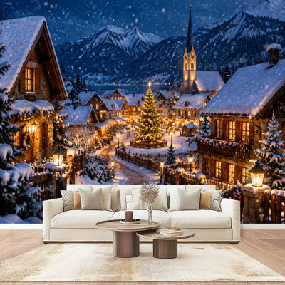 Papier peint mural autocollant représentant un sapin de Noël dans un village enneigé, avec vue sur les montagnes la nuit. Décoration murale moderne pour chambre ou salon. Dimensions : 254 cm (L) x 366 cm (l).