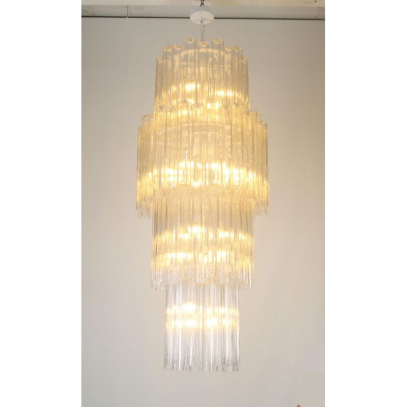 Lustre à niveaux Grand Tronchi, Verre givré texturé, Plaqué argent, 40 po de largeur x 86 po de hauteur