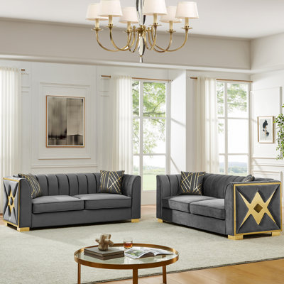 Canapé trois places avec accents en acier inoxydable doré, canapé Chesterfield pour espaces de vie