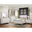 Grand lit moderne blanc, tête de lit à boutons en similicuir avec panneaux de miroir en alligator et garniture biseautée