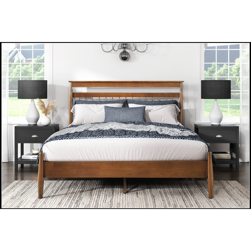 Lit de taille luxueuse avec support de matelas de qualité supérieure, assurant confort et durabilité pour une nuit de sommeil reposante.