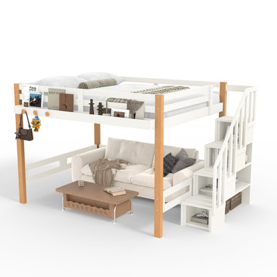 Lit mezzanine double en bois beige avec tablettes, crochet et grand espace sous le lit pour le bureau et le rangement