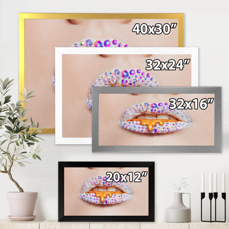 Lèvres brillantes couvertes de strass et de taches - Photographie sur toile, Toile encadrée d'or