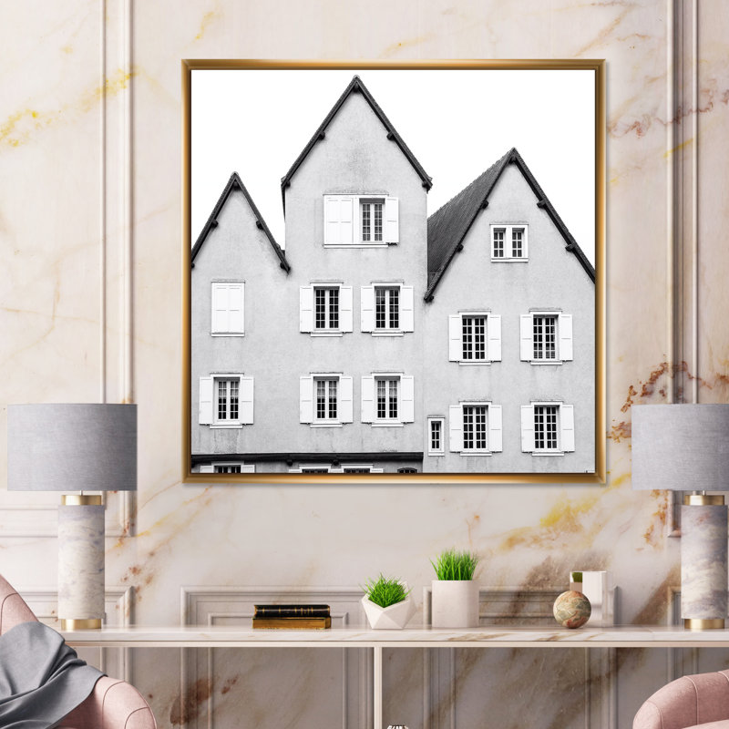 Ancien bâtiment avec des volets sous les fenêtres - Photographie sur toile, H 36 po x l 36 po, Cadre photo argenté