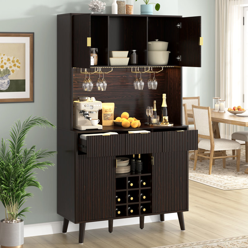 Bar à vin et buffet autoportant de style transitionnel de 183 cm (72,2 po) avec prises électriques et casier à vin de 9 bouteilles