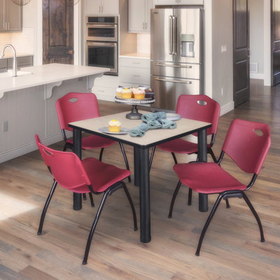 Plateau de table Kee Square, 4 chaises empilables