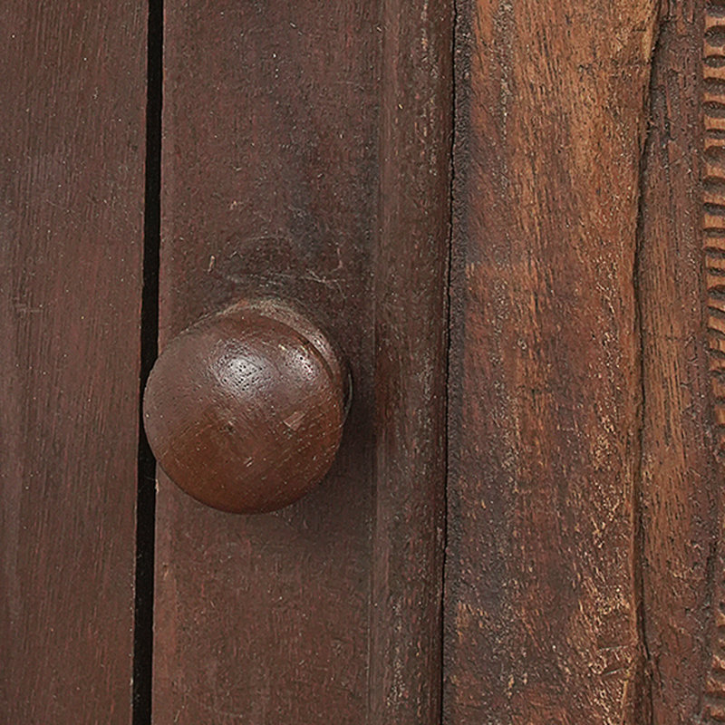 Armoire de rangement fabriquée à la main avec un design rétro