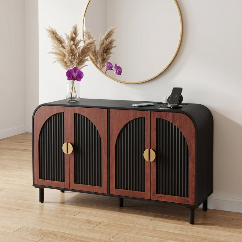 Armoire de rangement 59 po moderne avec station de charge intégrée et poignée demi-lune dorée, armoire de rangement avec tablettes réglables pour le salon de la salle à manger