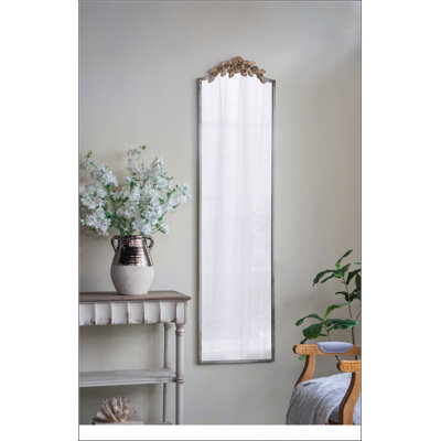 Grand grand miroir rectangulaire pleine longueur avec cadre ivoire délavé et élégante couronne florale dorée pour la décoration intérieure