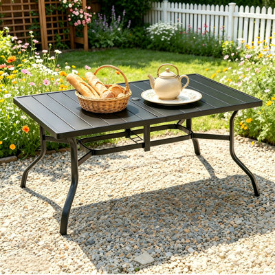 Table de salle à manger d'extérieur noire pour 6 personnes, table de patio en acier thermolaqué à lattes avec trou de parapluie 2,16 po, structure enduite en E et patins antidérapants, table de jardin pour piscine