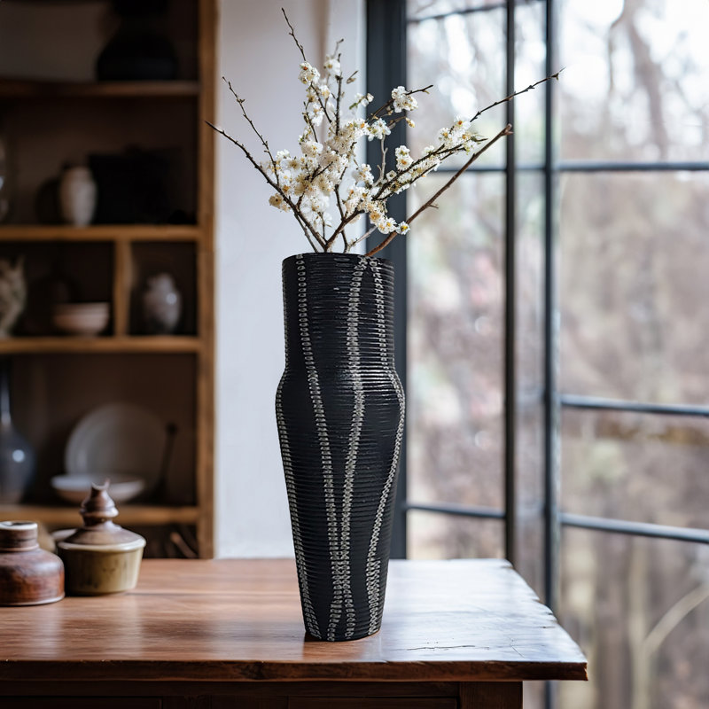 Élégant vase en aluminium 17 po Percy, H 17 po x l 6 po x P 6 po