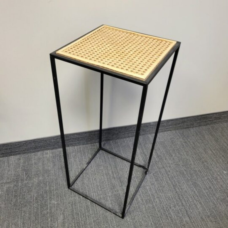 Plateau en rotin brun avec support en métal noir, H 27,5 po x l 12 po x P 12 po