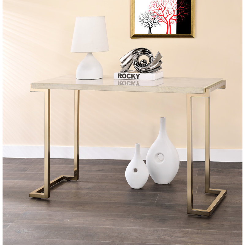 Table de bout contemporaine en faux marbre et métal en champagne