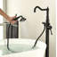 Robinet de baignoire autoportant à fixation au sol avec douche à main-128509614