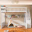 Grand lit mezzanine en bois avec armoires et tablettes de rangement, cadre de lit mezzanine peu encombrant avec garde-corps, blanc-250587102
