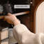 Armoire de rangement simple en bois massif avec salon simple contre le mur