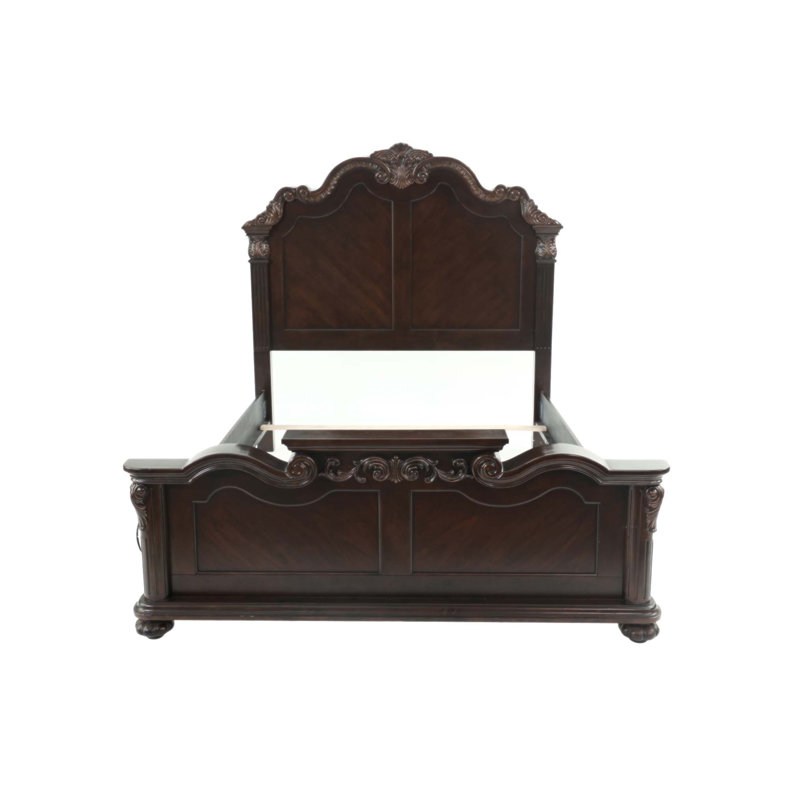 Grand lit élégant de style traditionnel avec détails sculptés complexes et tête de lit haute, parfait pour une chambre luxueuse