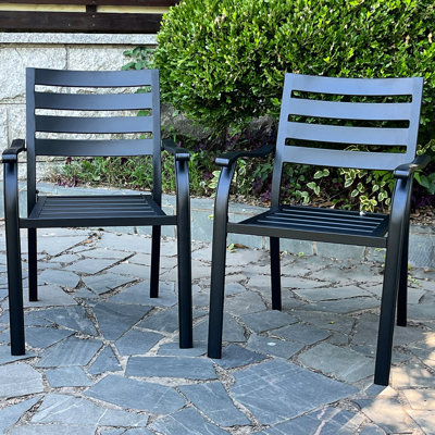 Une de 2 chaises bistro noires toutes saisons pour la terrasse et le jardin. Structure, procédé écologique, chaises lisses et métalliques, jardins, terrasses, piscines. Repassage rapide et facile à repasser