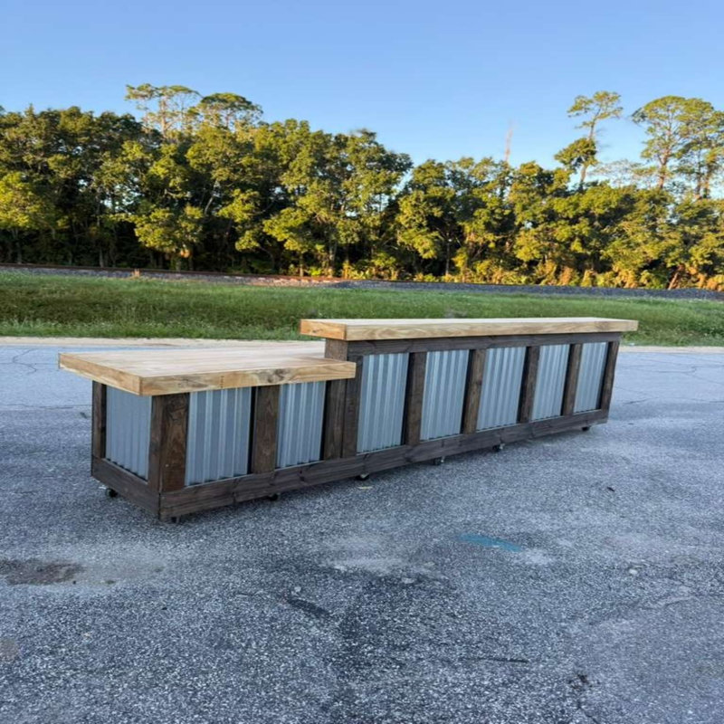 Station de barman d'extérieur droite de 8 pi avec 2 tablettes, bois teint, plateau en poly et panneaux en métal