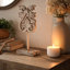 Décoration de table Awan, pied à volutes Fleur W, blanc, bois brun 17 po
