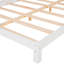 Lit plateforme en bois avec tête de lit en forme de maison-147516979-147516978