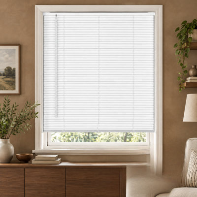 Store vénitien miniature en vinyle blanc sans perçage de 20 po L x 36 po H avec lamelles en forme de S conçues pour créer une étanchéité plus serrée; convient aux chambres, cuisines et salles de bains.