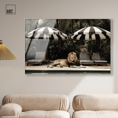 «Luxe of the Jungle King», photographie d'art mural en verre acrylique ultrabrillant encadrée par Art Remedy, cadre argenté, 54 x 36