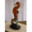 Statue de deux chevaux de mer abstraits et géométriques nageant dans l'océan Bhavi 13 po x 9 po x H 28 po