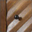 Armoire décorative fabriquée à la main en bois de manguier et en fer avec porte à carreaux chevron pour un décor Mid-Century moderne et bohème