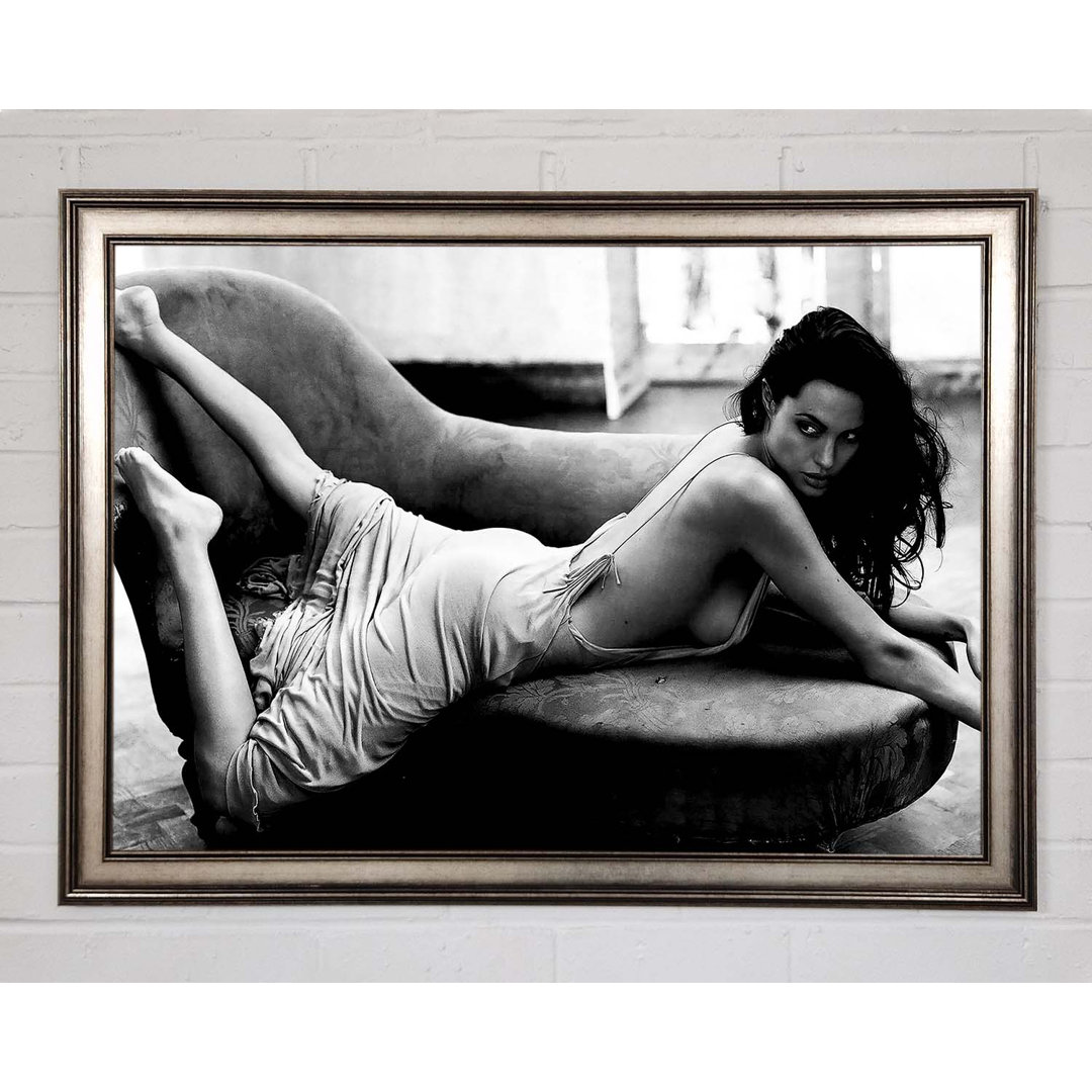 Angelina Jolie Sofa B And W - Einzelne Bilderrahmen Kunstdrucke