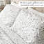 Ensemble de draps Southshore Fine Linens à motif botanique, blanc et gris, en microfibre doublement brossée 100 g/m², avec bonnet de 35,5 cm de profondeur, comprenant 1 drap plat, 1 drap-housse et 2 taies d'oreiller, format Queen.-26316640-26316643